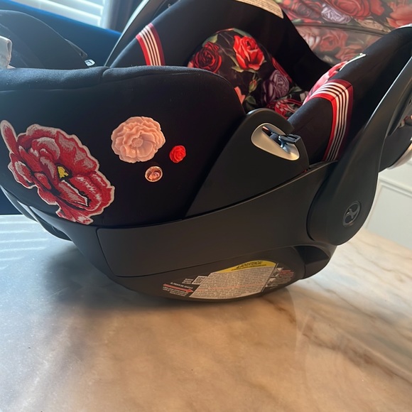 Cybex platinum Cloud Q SensorSafe infant car seat - Picture 2 of 6